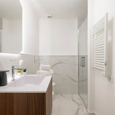 10' From The Sea, Modern In The Center