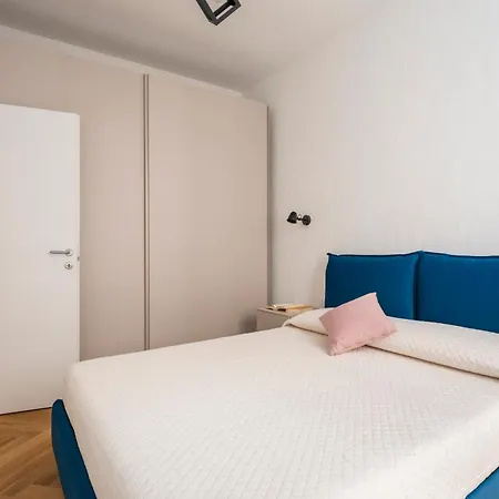 Apartman 10' From The Sea, Modern In The Center