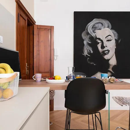 10' From The Sea, Modern In The Center Apartman